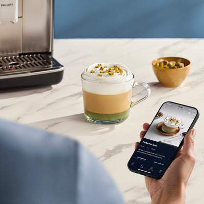 Kaffeevollautomat 5400 series EP5447/90, LatteGo Milchsystem, 12 Kaffeespezialitäten, mit Milchaufschäumer, Intuitives Touchdisplay, Keramikmahlwerk - 15 bar - Schwarz/Chrom