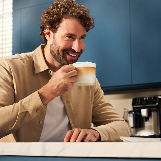 Kaffeevollautomat 5400 series EP5447/90, LatteGo Milchsystem, 12 Kaffeespezialitäten, mit Milchaufschäumer, Intuitives Touchdisplay, Keramikmahlwerk - 15 bar - Schwarz/Chrom